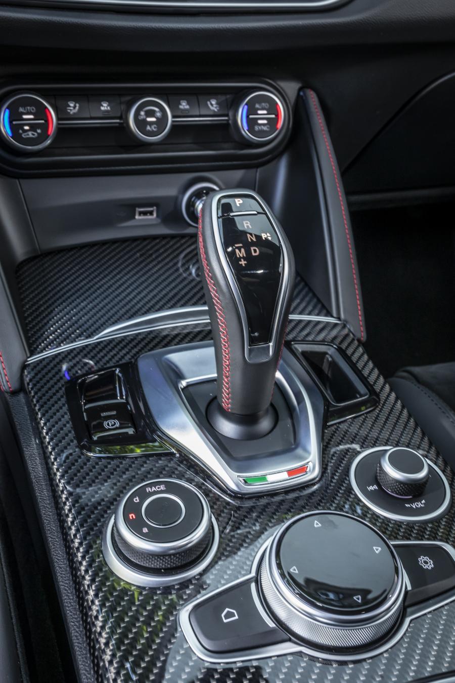 Детали интерьера Alfa Romeo Stelvio Quadrifoglio (949) 2020 года  (WW) (фото 54 из 55)